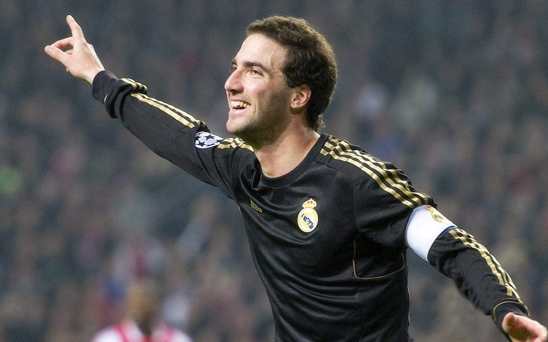 内马尔、姆巴佩、梅西三人联手的战术配合令人惊叹，内马尔姆巴佩梅西合照